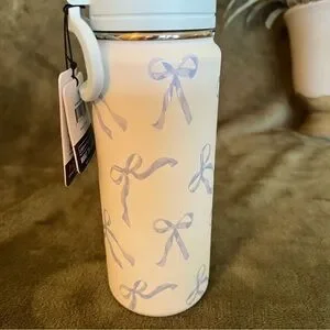 Hydrapeak | Kitchen | Nwt 2 Oz Hydrapeak Blue Ribbon Water Bottle ...